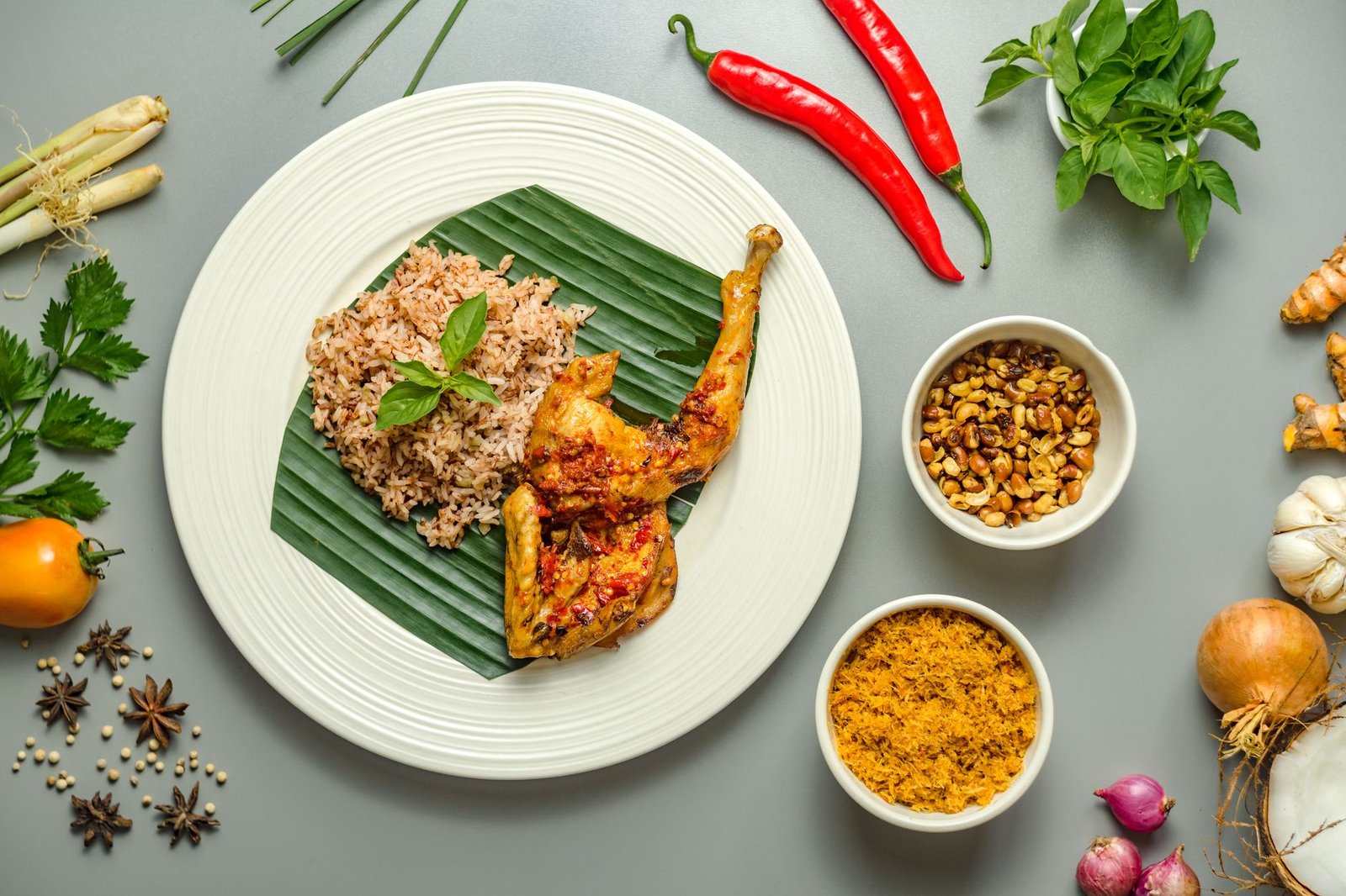 Makanan khas Jawa Timur seperti rawon dan gudeg