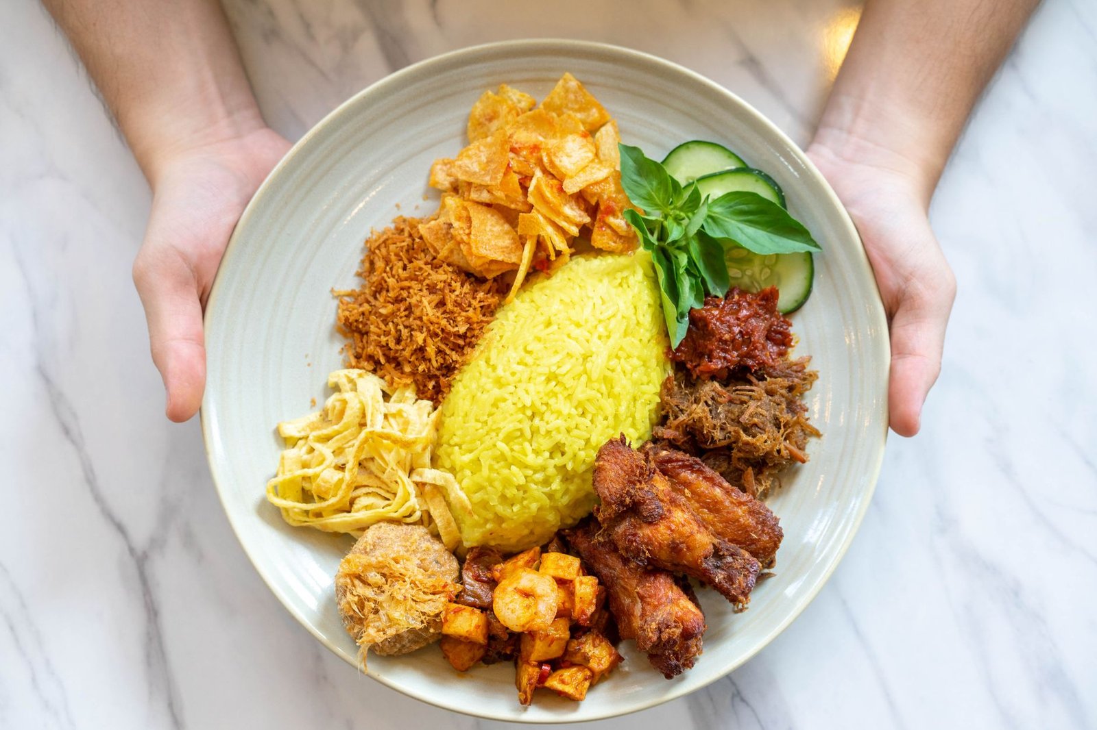 Makanan khas Jawa Timur seperti rawon dan gudeg